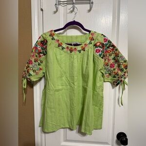 H147 NWT Sorrento L pp23 L Green Floral Embroidered Women’s Tunic Top